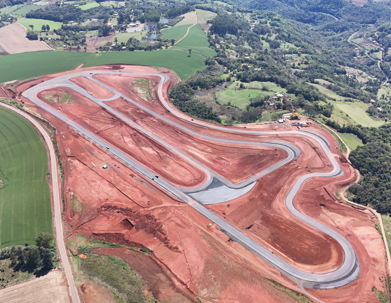 Asfaltamento do Autódromo de Chapecó segue padrões internacionais de alta performance