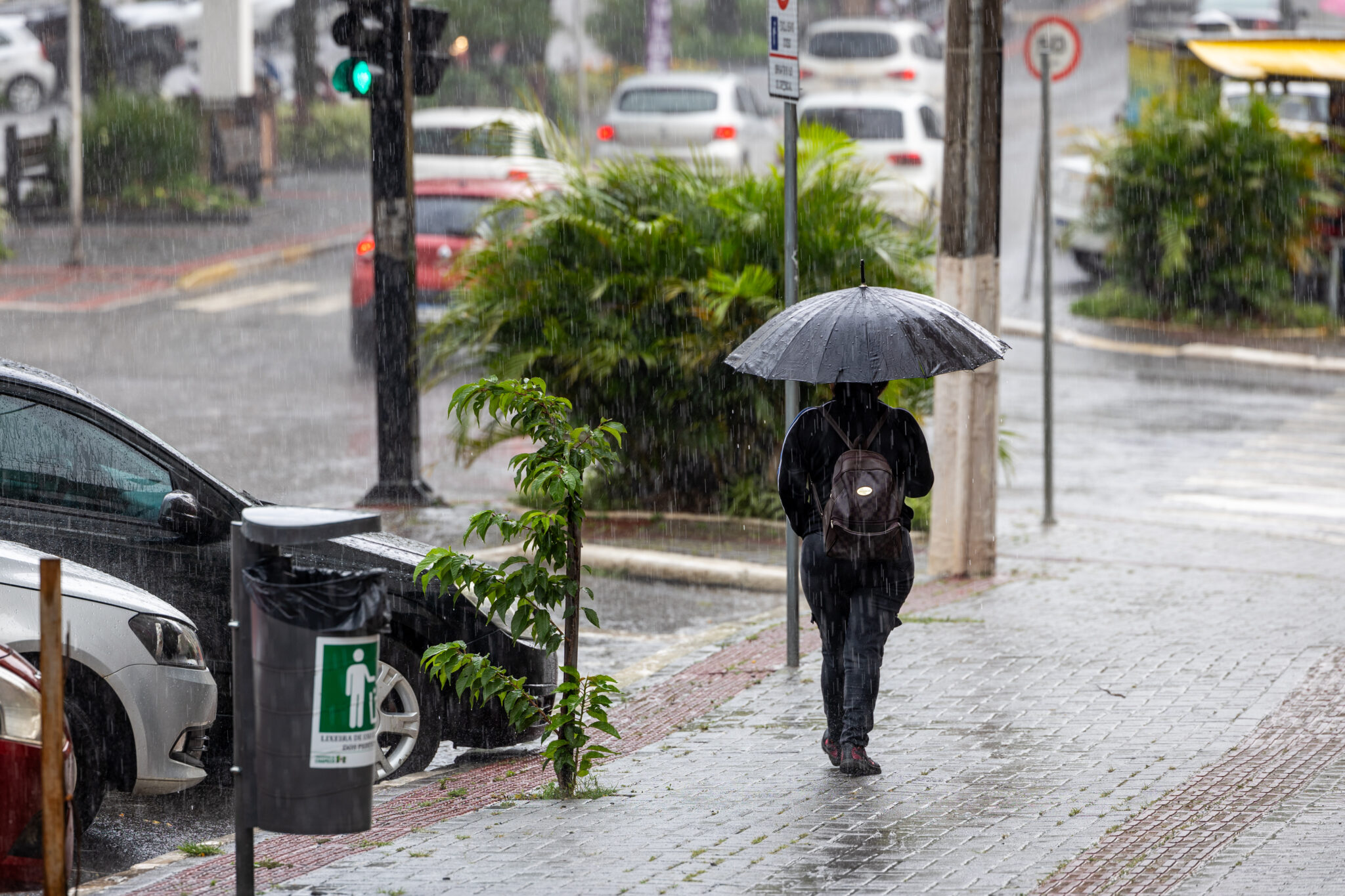 Semana começa com calor, temporais isolados e risco de vendavais em Santa Catarina
