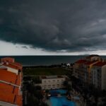 Frente fria e ciclone extratropical provocam temporais e mar agitado em Santa Catarina