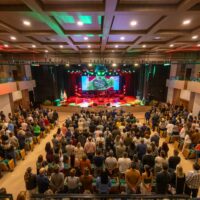 FECAM lança revista comemorativa dos 45 anos em evento no Teatro Pedro Ivo Campos