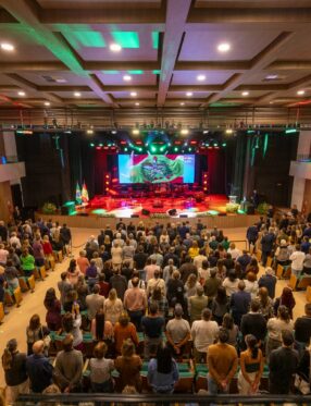 FECAM lança revista comemorativa dos 45 anos em evento no Teatro Pedro Ivo Campos