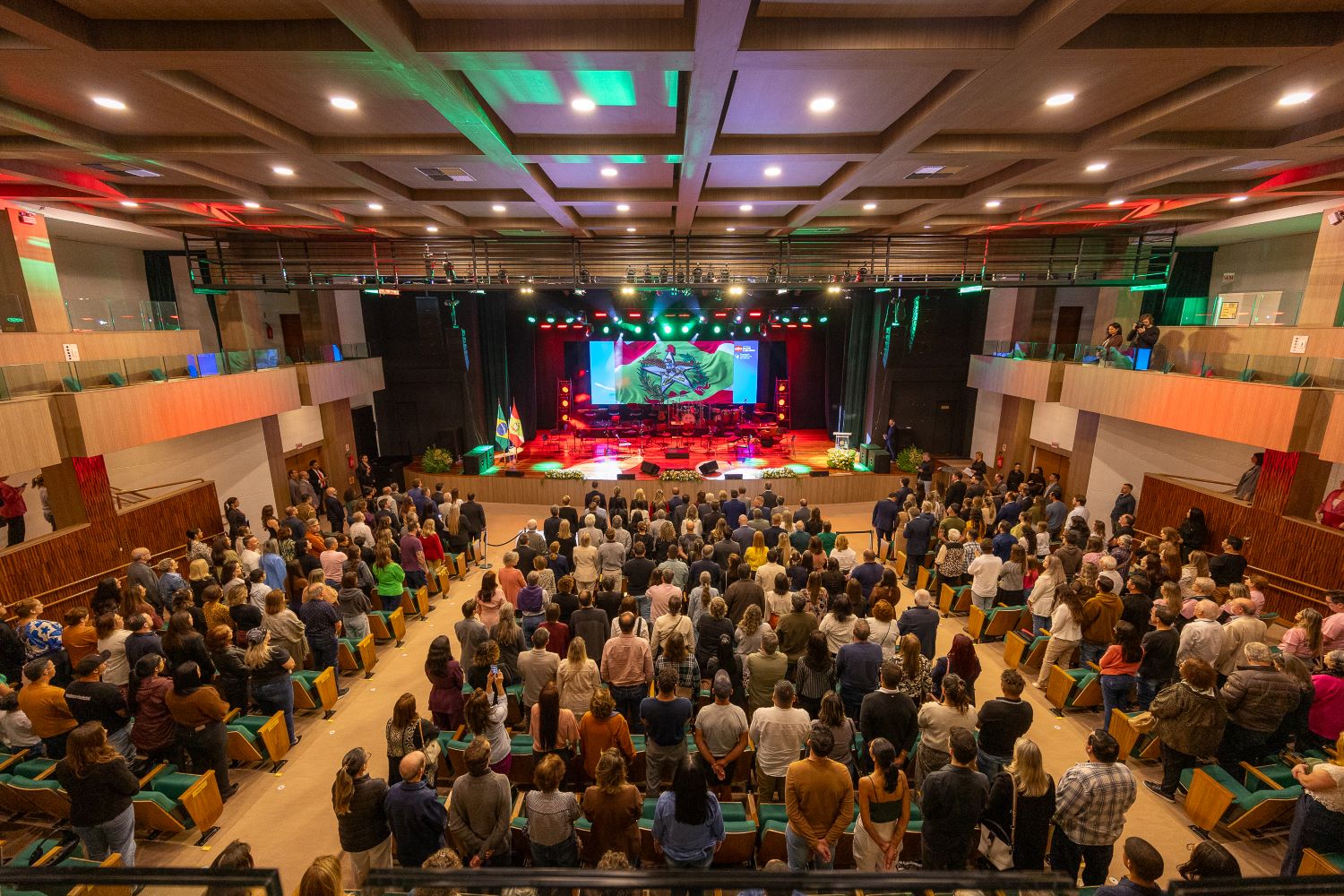 FECAM lança revista comemorativa dos 45 anos em evento no Teatro Pedro Ivo Campos