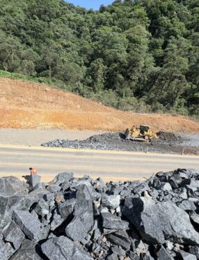Obras das primeiras áreas de escape de Santa Catarina na SC-418 alcançam 50% de execução