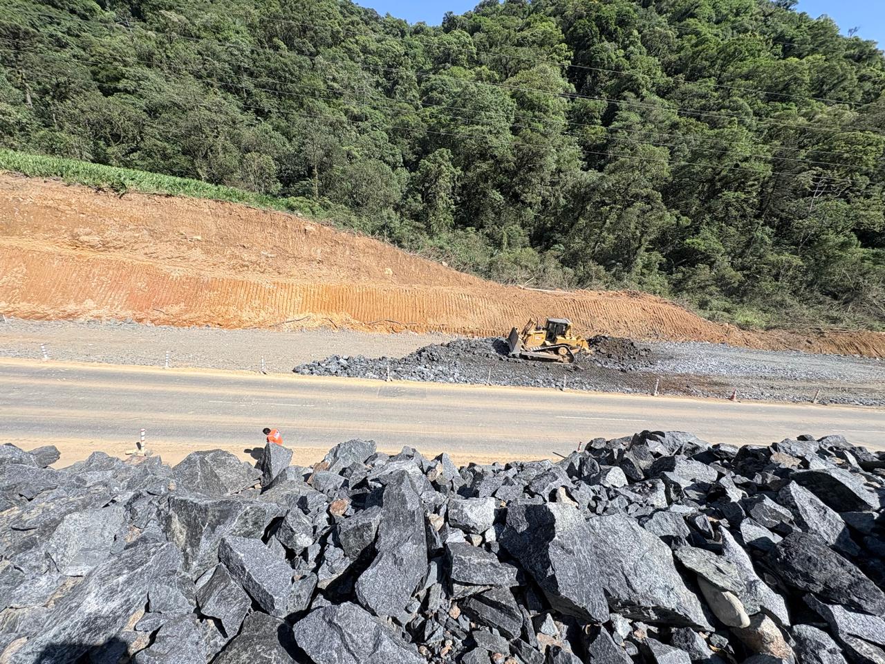 Obras das primeiras áreas de escape de Santa Catarina na SC-418 alcançam 50% de execução