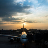 Empresa sob investigação vence nova licitação na Saúde estadual; Governador abre ano legislativo com balanço de investimentos – e outros destaques