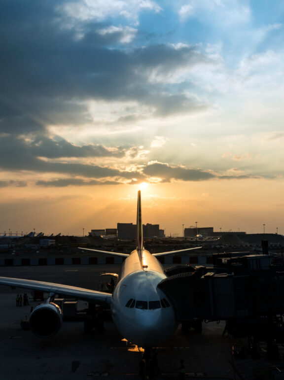 Empresa sob investigação vence nova licitação na Saúde estadual; Governador abre ano legislativo com balanço de investimentos – e outros destaques