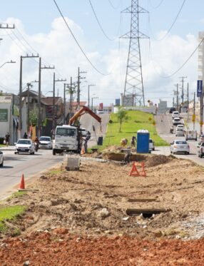 Obras de drenagem na Avenida das Torres, em São José, entram na fase final