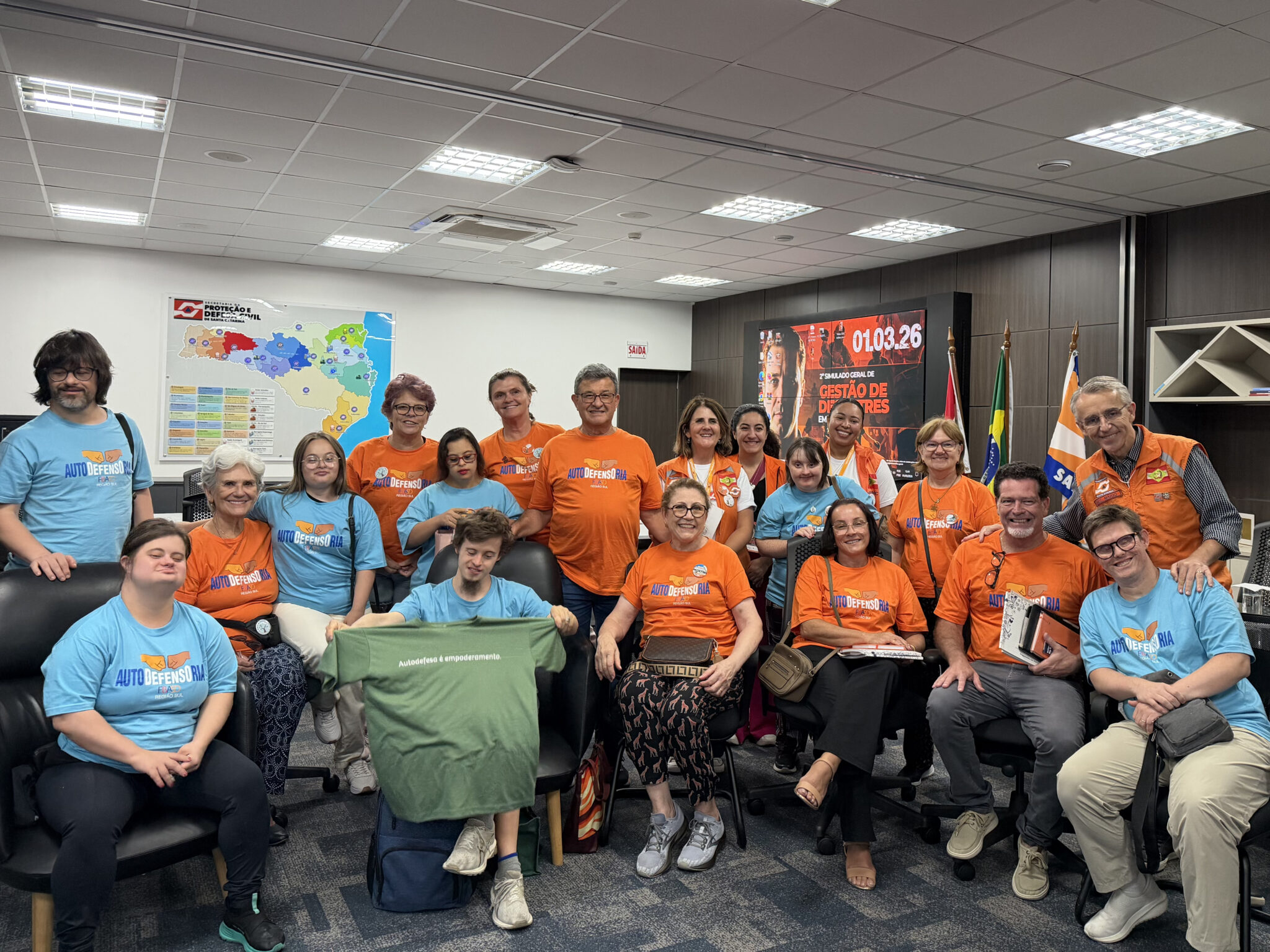 Defesa Civil de SC recebe grupo com Síndrome de Down em simulado de gestão de desastres