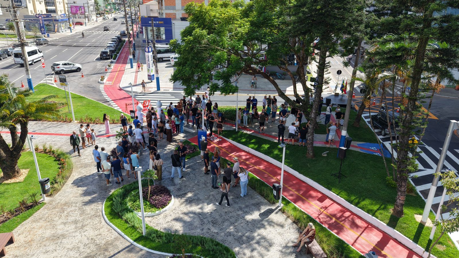 Praça revitalizada e obras de mobilidade são entregues no Bairro dos Pioneiros