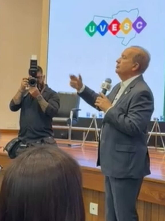 VÍDEO: Jorginho Mello rebate cobranças, se irrita e é vaiado por vereadores