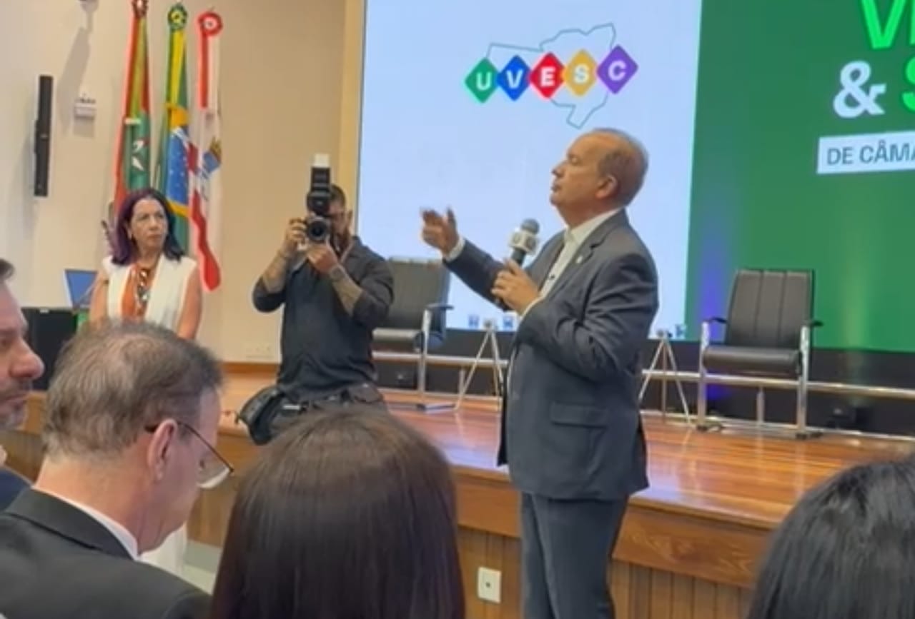 VÍDEO: Jorginho Mello rebate cobranças, se irrita e é vaiado por vereadores