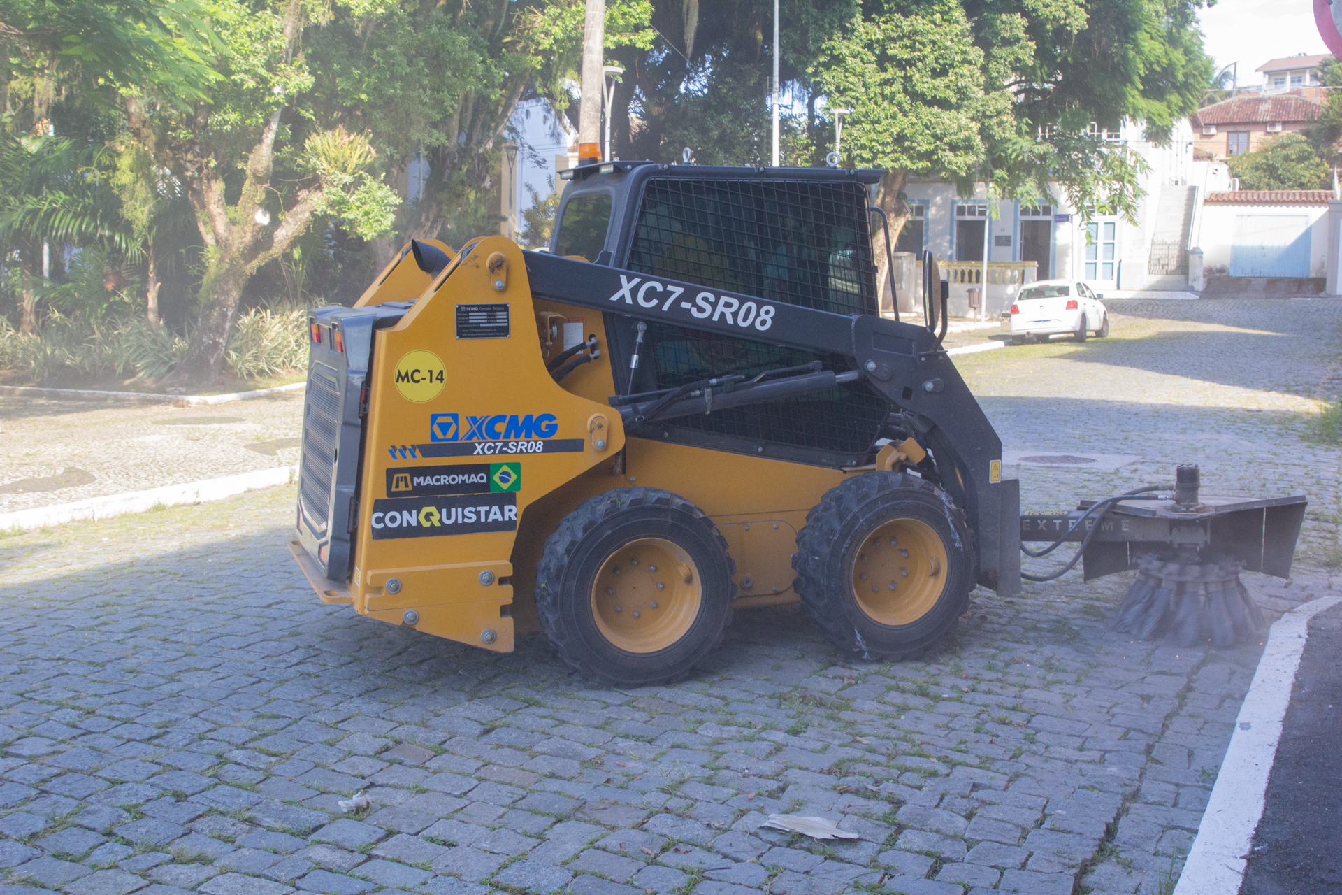 Máquinas reforçam limpeza urbana e ampliam produtividade dos serviços em São José