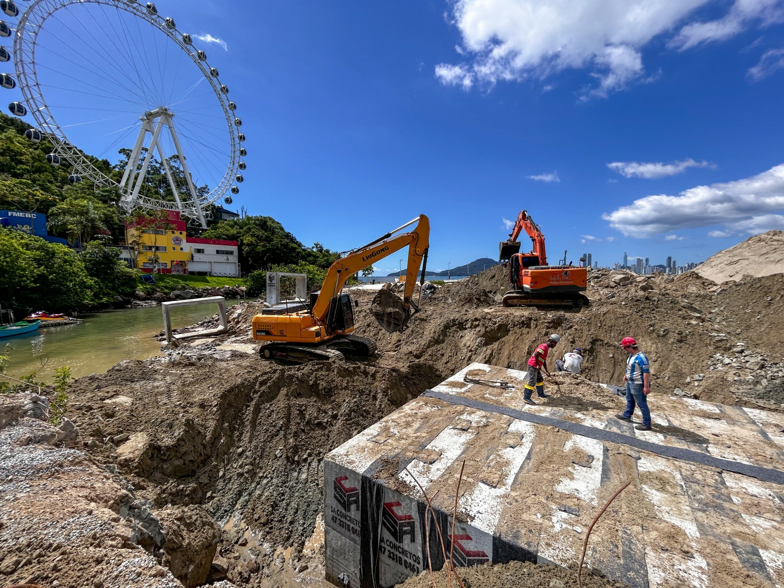 Macrodrenagem avança no molhe do Pontal Norte com instalação de aduelas em Balneário Camboriú