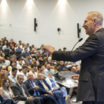 Autoridades reforçam papel da democracia em encontro estadual de vereadores em SC