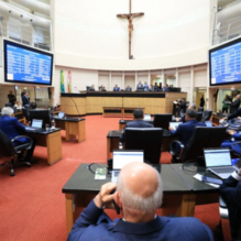 Pontes de Florianópolis, insegurança fundiária, internet e salários de professores marcam sessão da Alesc