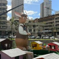 Praça da Paz recebe montagem da Vila de Páscoa em Itapema