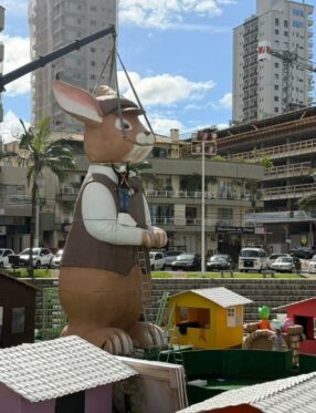 Praça da Paz recebe montagem da Vila de Páscoa em Itapema