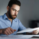 Confiança do empresário do comércio recua em fevereiro e volta a ficar abaixo do nível de otimismo