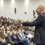 Autoridades reforçam papel da democracia em encontro estadual de vereadores em SC