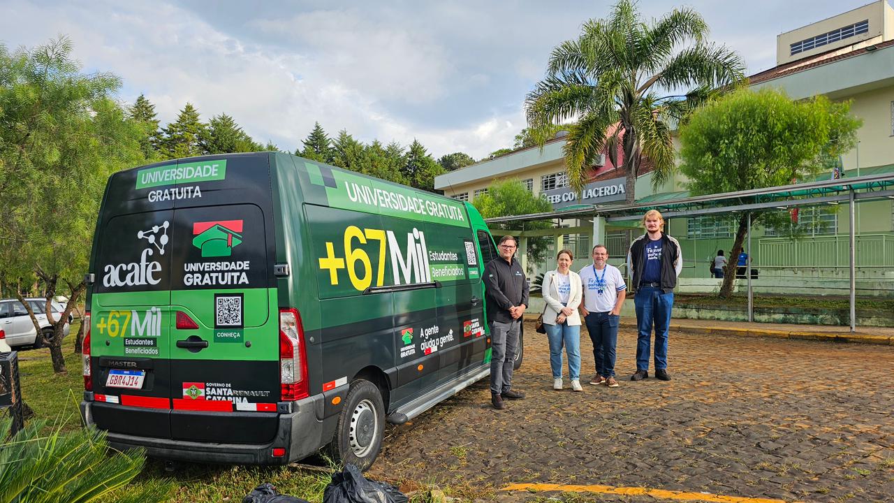 Acafe leva vans a escolas públicas para divulgar programa Universidade Gratuita