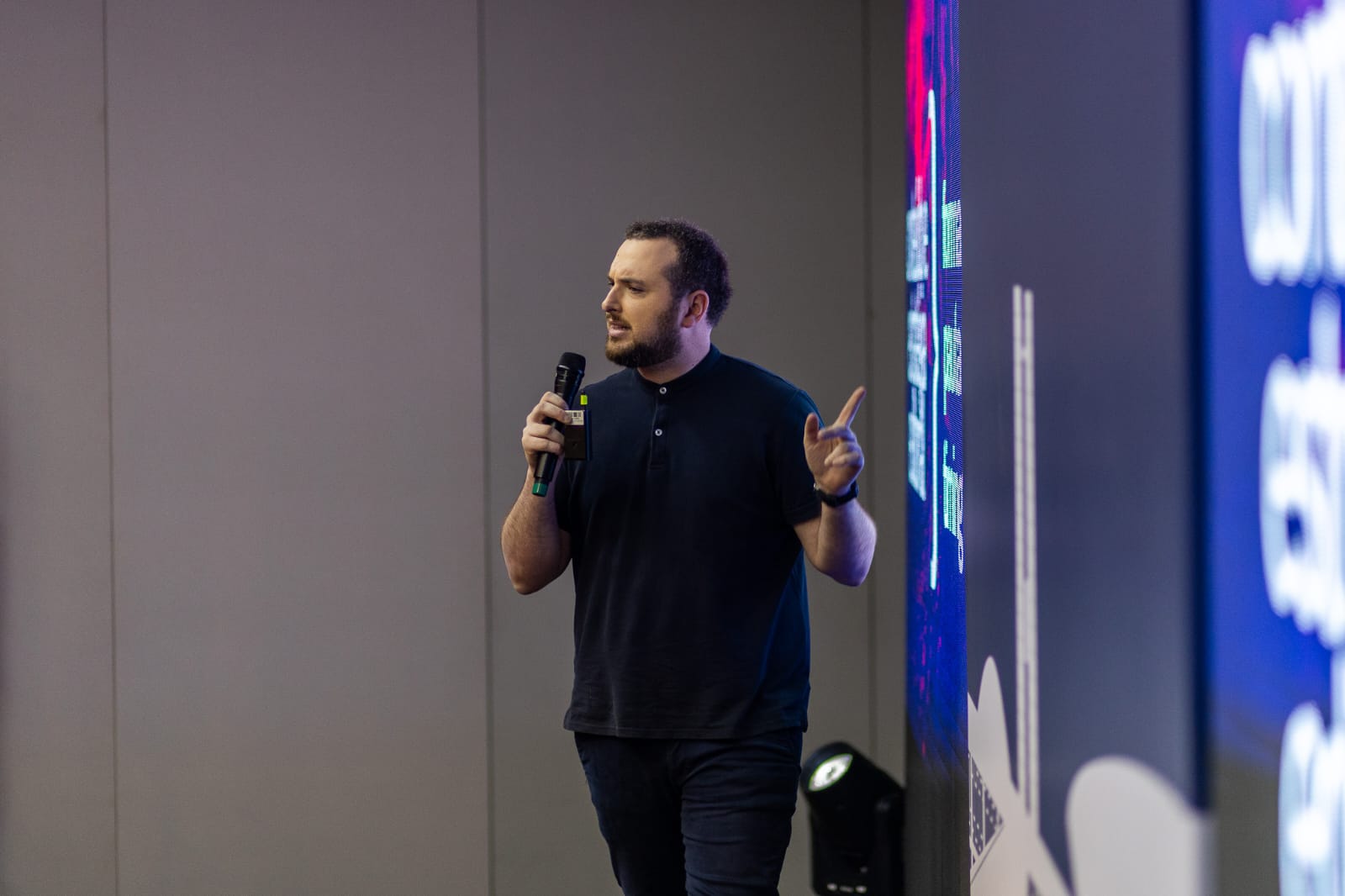 Especialista de SC participa da Cumbre Mundial de Comunicação Política no Uruguai