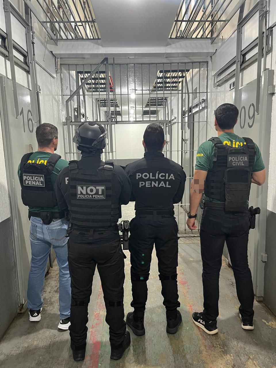 Operação investiga entrada de smartwatches em presídio de Joinville