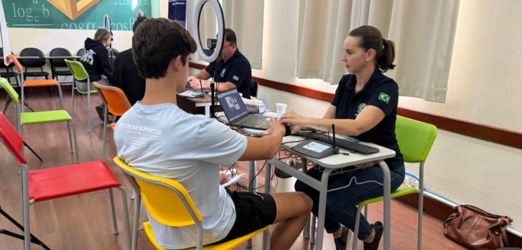 TRE-SC realiza ação em escola para incentivar jovens a emitir título de eleitor
