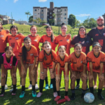 Projeto de futebol feminino atende jovens em São José e promove inclusão social