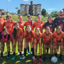 Projeto de futebol feminino atende jovens em São José e promove inclusão social