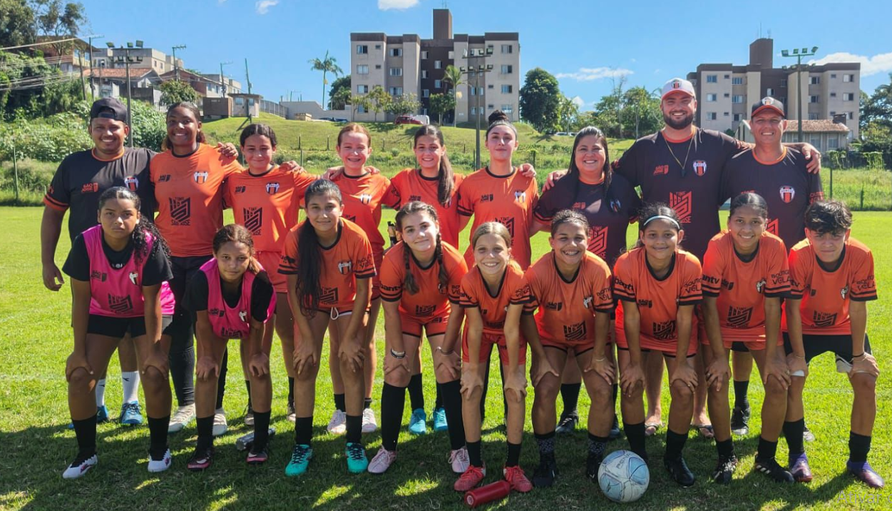 Projeto de futebol feminino atende jovens em São José e promove inclusão social
