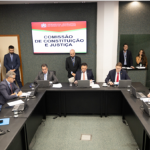 CCJ aprova projeto que reduz tributação sobre armas e munições em Santa Catarina