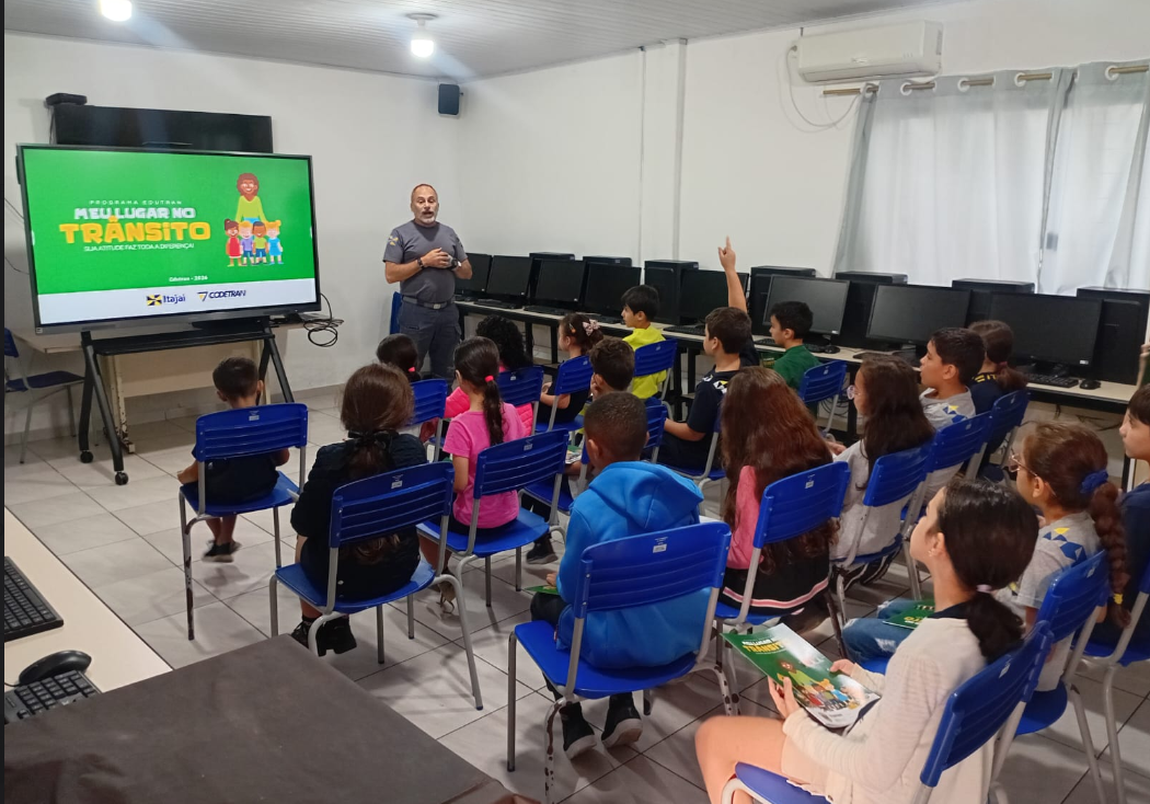 Programa de educação para o trânsito atende alunos em Itajaí e prevê certificação no fim de abril