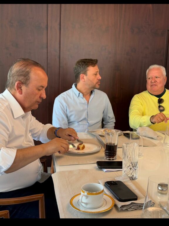 EXCLUSIVO: Jorginho e Adriano selam reação à crise; saiba os detalhes. Carlos Bolsonaro pode ser atrapalhado por Flávio; MDB organiza eventos com Rodrigues — e outros destaques.