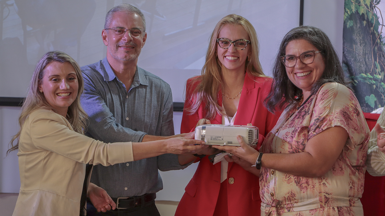 Prêmio Lume entrega equipamentos a escola de São José reconhecida por desempenho educacional