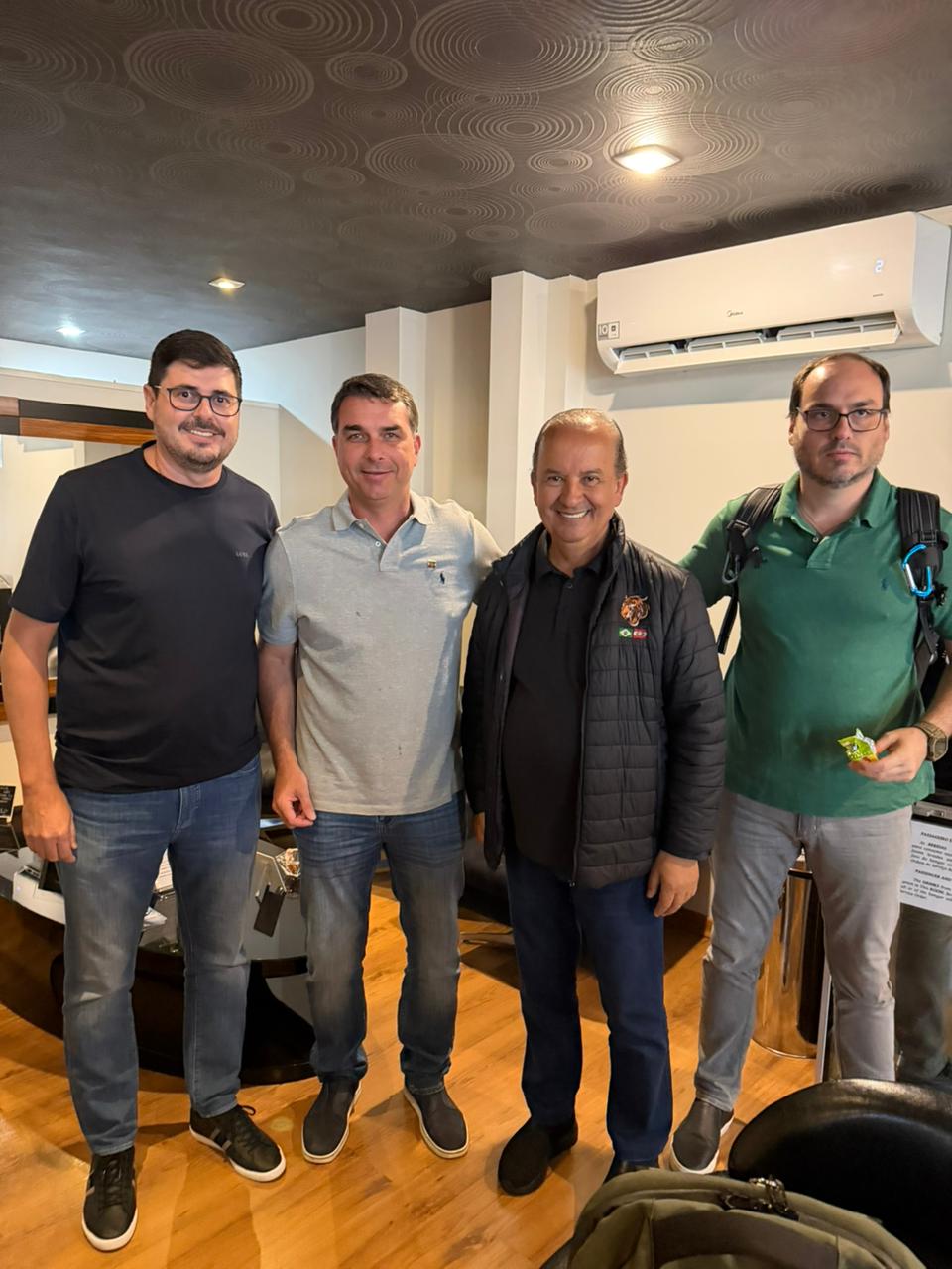 EXCLUSIVO: Flávio Bolsonaro já está em Florianópolis