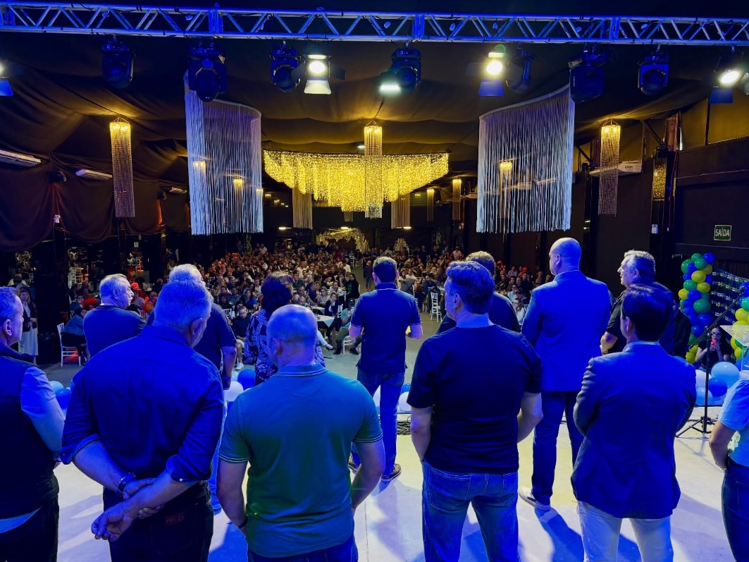 Evento com 2 mil pessoas em Joinville expõe articulação política de Maurício Peixer