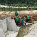 Contenção costeira da nova orla ultrapassa 50% de conclusão em BC