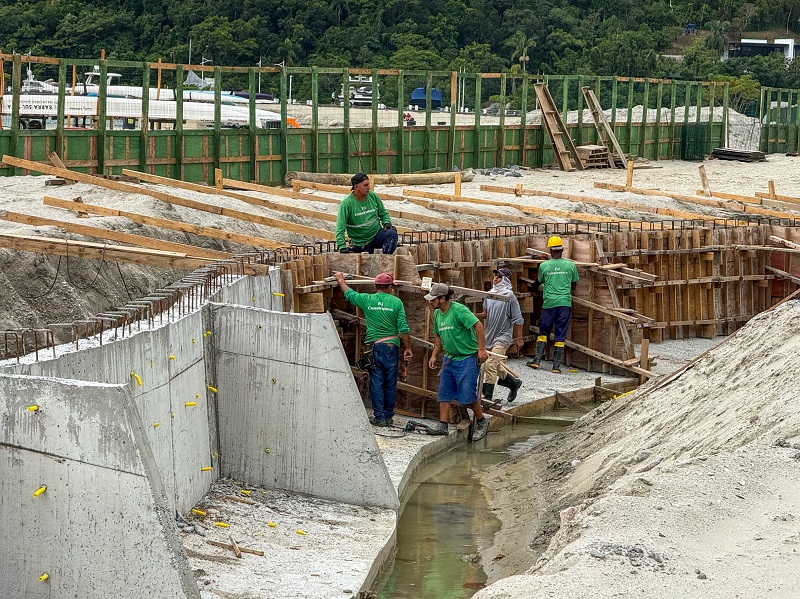 Contenção costeira da nova orla ultrapassa 50% de conclusão em BC