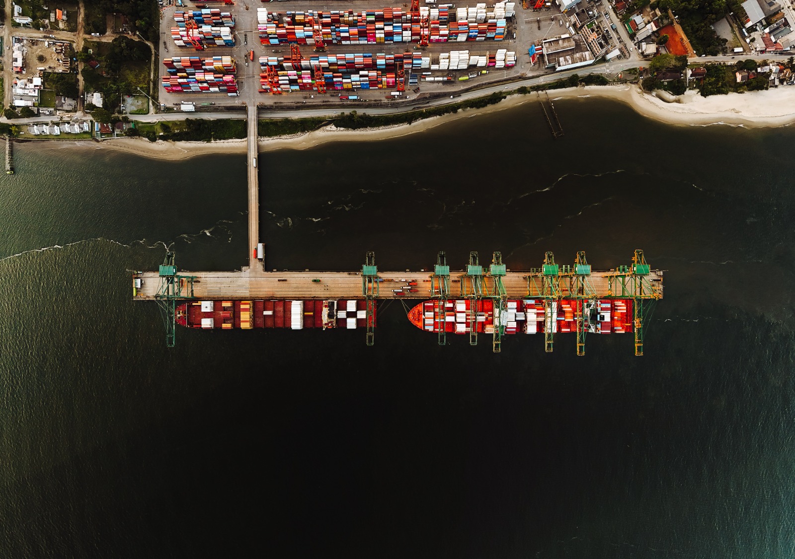 Crescimento da cabotagem no Porto Itapoá evita emissão de 259 mil toneladas de CO₂