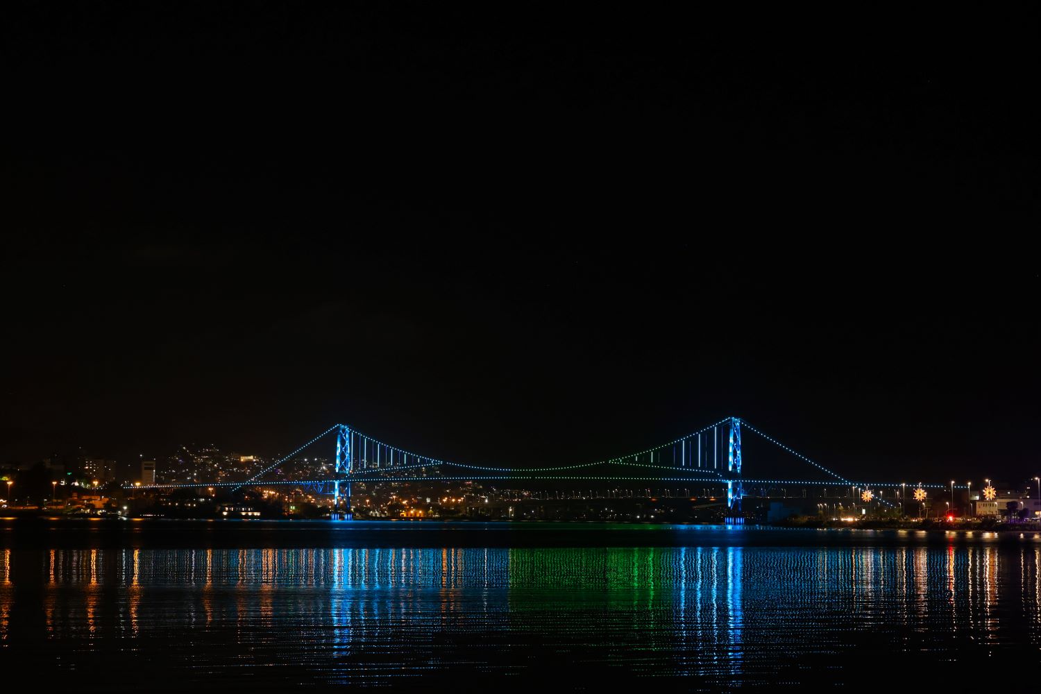 Ponte Hercílio Luz passa por manutenção na iluminação para celebração do centenário