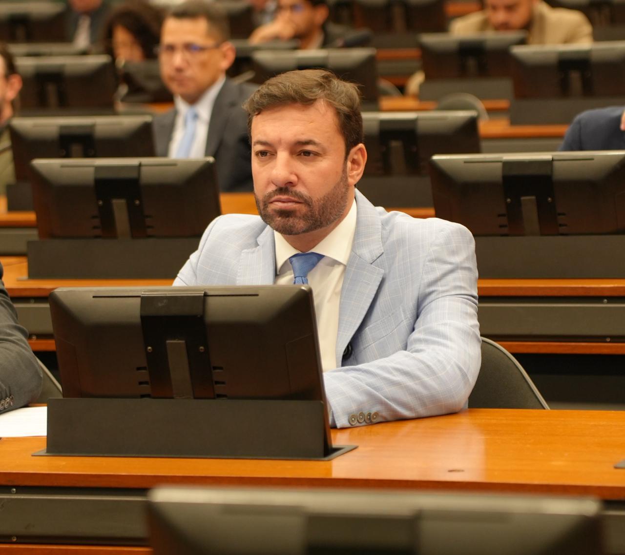 Deputado Daniel Freitas anuncia medidas contra decretos federais sobre regulação da internet
