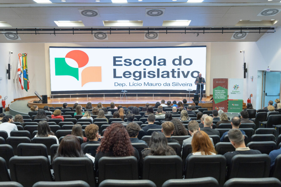 Programa Estágio Visita reúne universitários na Alesc para formação política e cidadã