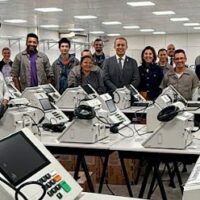 TRE-SC destaca manutenção das urnas eletrônicas durante visita ao depósito estadual em Biguaçu