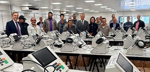 TRE-SC destaca manutenção das urnas eletrônicas durante visita ao depósito estadual em Biguaçu