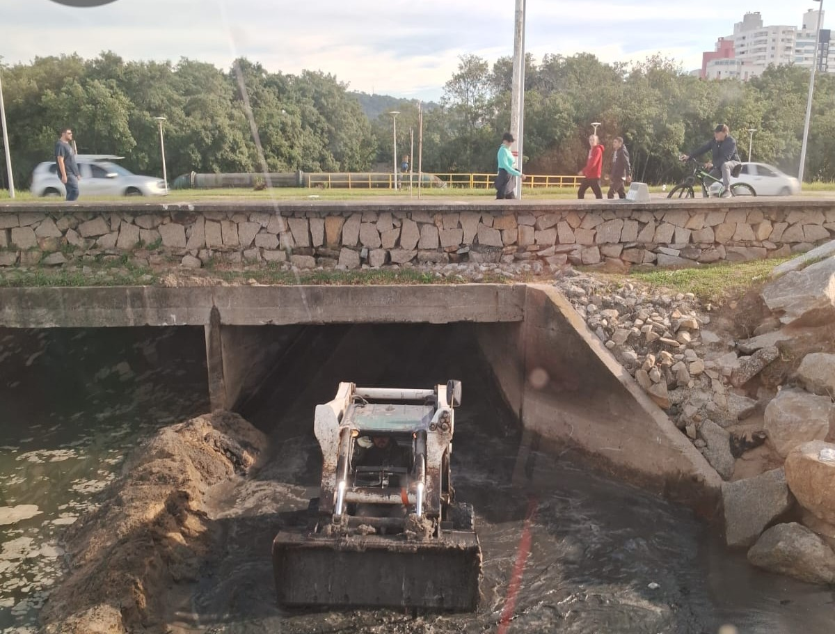 São José amplia desassoreamento no Rio Araújo para reduzir risco de alagamentos