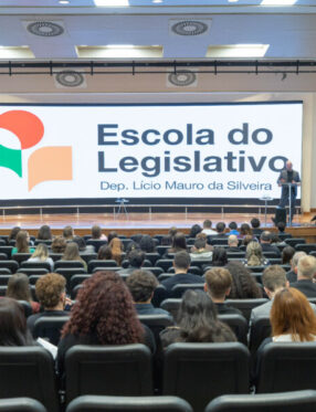 Programa Estágio Visita reúne universitários na Alesc para formação política e cidadã